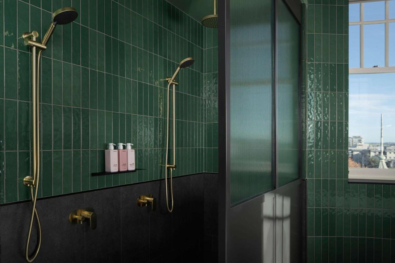 Qt Newcastle Hotel ภายนอก รูปภาพ Bathroom with shower