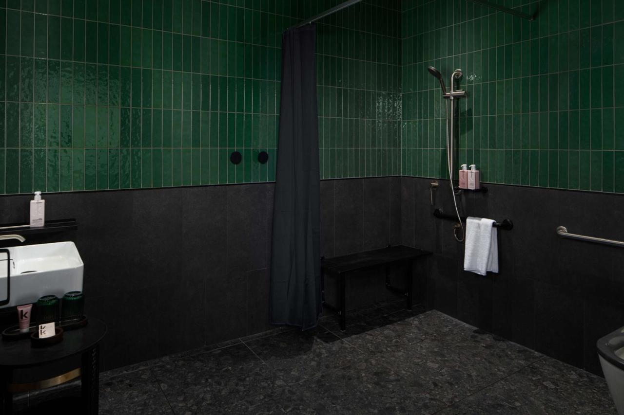 Qt Newcastle Hotel ภายนอก รูปภาพ A shower with a shower curtain