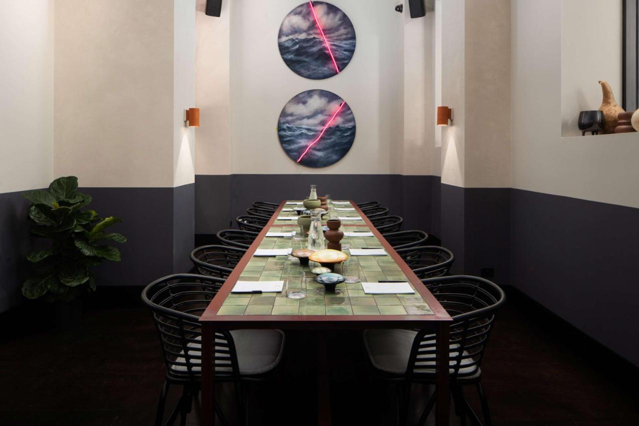 Qt Newcastle Hotel ภายนอก รูปภาพ The communal table at the restaurant