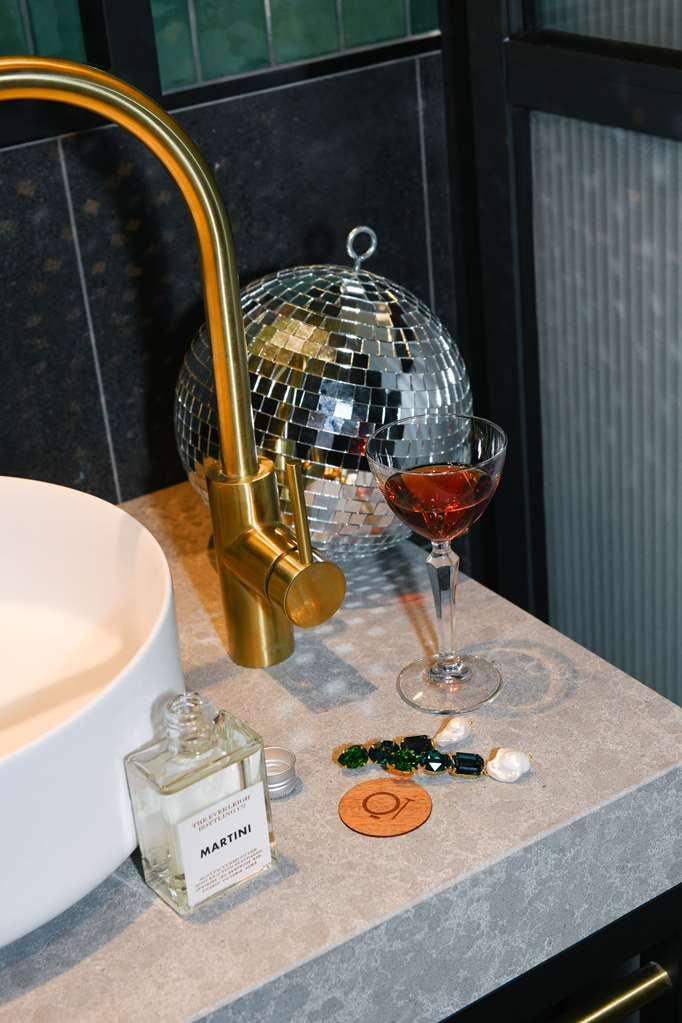 Qt Newcastle Hotel ภายนอก รูปภาพ A disco ball in a bathroom