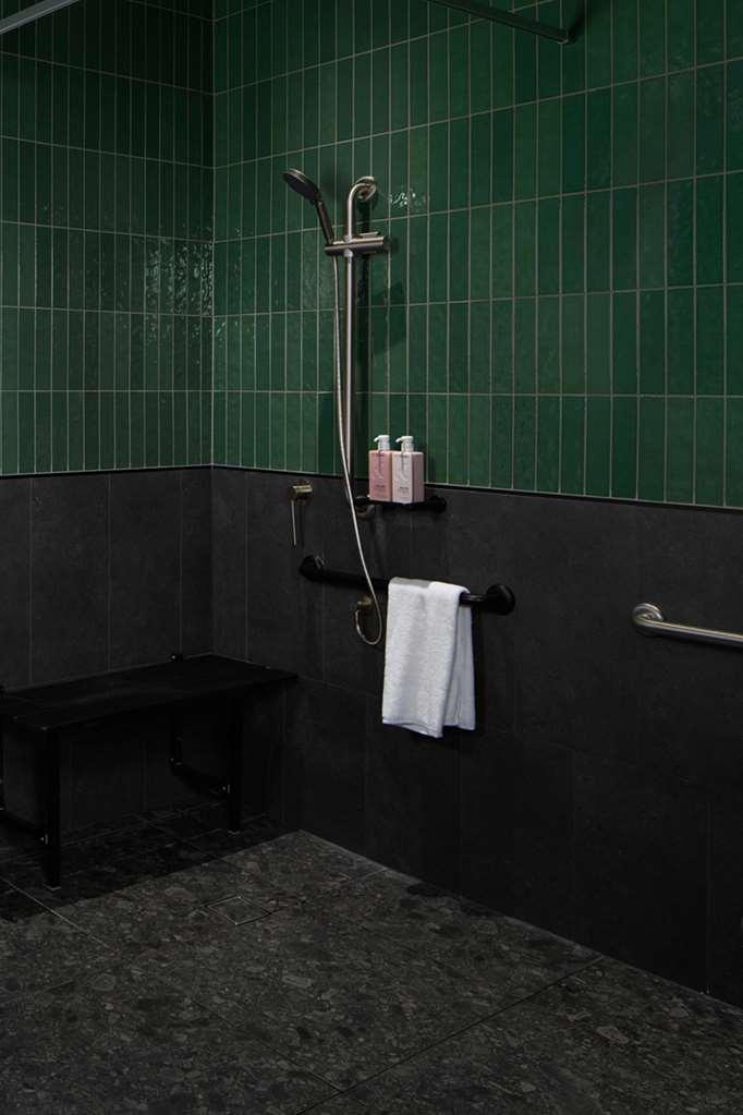 Qt Newcastle Hotel ภายนอก รูปภาพ A shower in a Japanese onsen