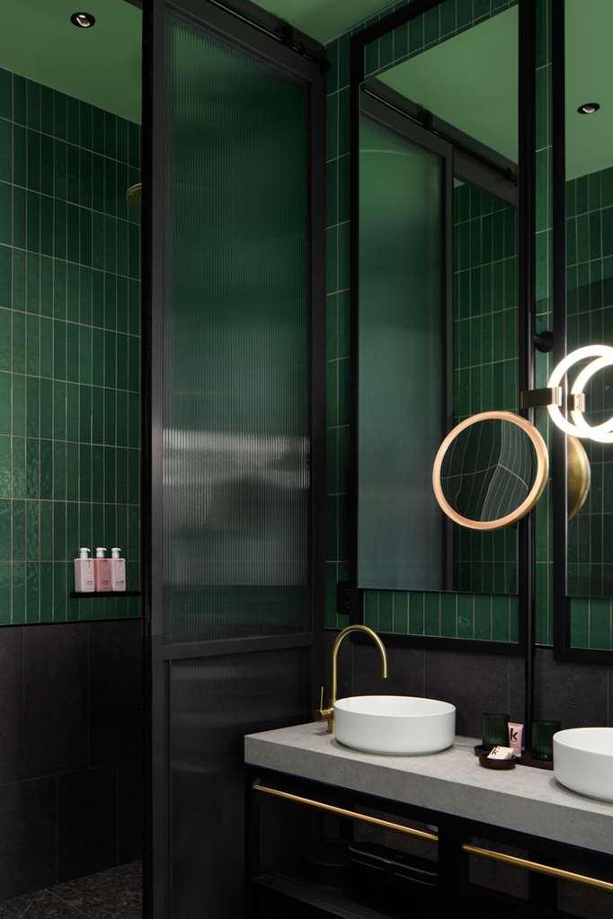 Qt Newcastle Hotel ภายนอก รูปภาพ Bathroom